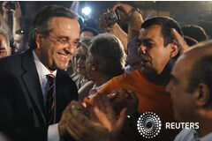 Los partidos pro rescate griegos, con ventaja en las elecciones Simpartizantes de Nueva Democracia felicitan a su líder, Antonis Samaras en la sede de la formación en la plaza Syntagma de Atenas, el 17 de junio de 2012