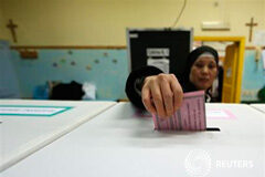 Los italianos votan en unas elecciones cruciales para la eurozona Una monja deposita su voto en un centro electoral de Roma, el 24 de febrero de 2013
