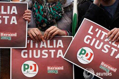 Italia afronta una parálisis postelectoral y asusta a los inversores Simpatizantes del Partido Democrático de centroizquierda dirigido por Pier Luigi Bersani, que ganó las elecciones por la mínima, en un mítin en Nápoles ell21 de febrero