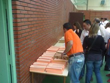 Personas eligiendo papeletas para votar