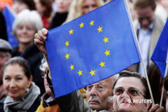 El desencanto español empuja a abstención y fragmentación en comicios europeos Una seguidora del partido demócrata cristiano CDU en Alemania sostiene una bandera de la UE en un mitin de Angela Merkel en Berlín el pasado 14 de mayo
