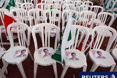 DATOS – Autonomías y alcaldías en las elecciones del 22-M Folletos electorales del candidato a alcalde de Sevilla Juan Espadas, se ven en las sillas antes del inicio de la reunión electoral en la capital andaluza de Sevilla 16 de mayo 2011