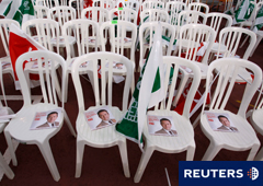 Folletos electorales del candidato a alcalde de Sevilla Juan Espadas, se ven en las sillas antes del inicio de la reunión electoral en la capital andaluza de Sevilla 16 de mayo 2011