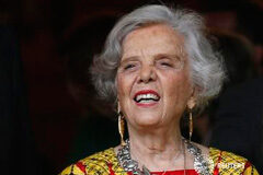 La pobreza y la mujer marcan el discurso de Poniatowska al recibir el Cervantes La escritora mexicana Elena Poniatowska posa antes de la ceremonia tradicional donde recibió el premio literario "Premio Cervantes" en la Universidad de Alcalá de Henares, cerca de Madrid el 23 de abril de 2014
