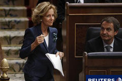 Salgado: España superará el crecimiento de la zona euro en 2013 Salgado (I) pasa junto al presidente del Gobierno, José Luis Rodríguez Zapatero, antes de dirigirse al Congreso de los Diputados en Madrid el 19 de octubre de 2010