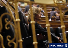 la ministra española de Economía, Elena Salgado, asiste a una sesión parlamentaria en Madrid el 22 de septiembre de 2011
