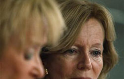 El Gobierno aprueba corte de gasto y baja previsión del PIB 2011 la ministra de Economía, Elena Salgado (R) junto a la vicepresidenta primera del Gobierno, María Teresa Fernández de la Vega, durante la rueda de prensa posterior al Consejo de Ministros en Madrid, el 20 de mayo de 2010.