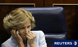 la ministra de Economía, Elena Salgado, habla por teléfono durante una sesión parlamentaria, en Madrid, el 23 de junio de 2010.