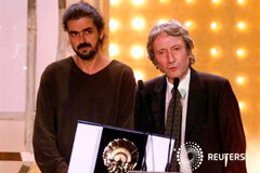 Muere el productor Elías Querejeta Imagen de archivo de Querejeta con el director Fernando León de Aranoa (izq.) al recoger un premio en el Festival de San Sebastián en septiembre de 2002, cuando la película de León producida por Querejeta "Los lunes al sol" recibió la Concha de Oro