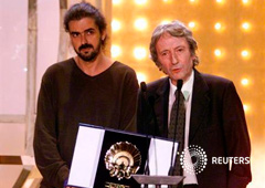 Imagen de archivo de Querejeta con el director Fernando León de Aranoa (izq.) al recoger un premio en el Festival de San Sebastián en septiembre de 2002, cuando la película de León producida por Querejeta 