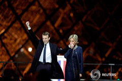 Centrista Emmanuel Macron gana presidencia de Francia para alivio de Europa El presidente electo de Francia, Emmanuel Macron, y su esposa Brigitte Trogneux celebran en la victoria cerca del Louvre en París, Francia, 7 de mayo de 2017