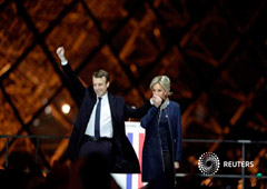 El presidente electo de Francia, Emmanuel Macron, y su esposa Brigitte Trogneux celebran en la victoria cerca del Louvre en París, Francia, 7 de mayo de 2017