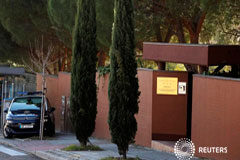 Corea del Norte califica de «grave ataque terrorista» el asalto a su embajada en España Imagen de archivo en la que se observa a un coche de policía en la puerta de la embajada de Corea del Norte en Madrid, el 28 de febrero de 2019