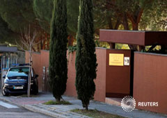 Imagen de archivo en la que se observa a un coche de policía en la puerta de la embajada de Corea del Norte en Madrid, el 28 de febrero de 2019