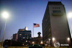 El Gobierno de Trump ultima una revisión de la política sobre Cuba Un coche antiguo pasa frente a la embajada de EEUU en La Habana