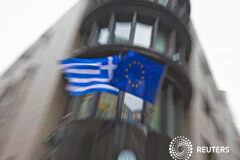 Grecia espera lograr un acuerdo pero aún se opone al rescate Una bandera griega y una de la Unión Europea en la fachada de la embajada griega en Bruselas el 19 de febrero de 2015