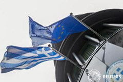 Grecia negocia las reformas con sus socios para lograr su aceptación Las banderas de la UE y Grecia en la embajada griega en Bruselas el 19 de febrero de 2015