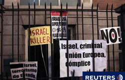 Israel, cuestionada mientras interroga a los activistas mensajes contra Israel en la embajada israeli en Madrid, el 31 de mayo de 2010.