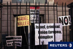 mensajes contra Israel en la embajada israeli en Madrid, el 31 de mayo de 2010.
