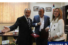 España expulsa al embajador libio en Madrid La ministra española de Exteriores, Trinidad Jiménez (D), sonríe junto a Mustafa Abdel Jalil (I), presidente del Consejo Nacional de Transición libio, durante una reunión en Bengasi, el 8 de junio de 2011.