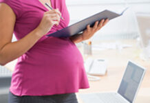 Protección a las trabajadoras embarazadas y periodo de prueba Embarazada con una carpeta