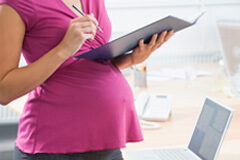 Las trabajadoras embarazadas pueden ser despedidas con motivo de un despido colectivo Embarazada con una carpeta