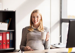 Mujer embarazada en su trabajo