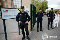 Empeora el estado de la enferma española de ébola La policía vigila la entrada del hospital Carlos III donde está siendo tratada la enferma de ébola el 8 de octubre de 2014