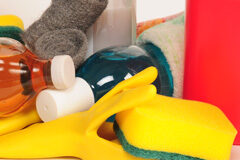 Modificación del régimen de jubilación y del sistema especial para empleados de hogar Unos guantes, botes de productos de limpieza y estropajos