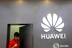 Estados Unidos y China polemizan por Huawei y elevan la tensión comercial Un empleado utiliza su móvil mientras trabaja en una tienda de Huawei en Bangkok. Mayo 23, 2019