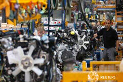 El coste laboral español vuelve a caer en el arranque del año Un empleado de Nissan Motor trabaja en la fábrica de la Zona Franca de Nissan cerca de Barcelona el 5 de mayo de 2014