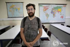 Una educación inflexible agrava la crisis de empleo joven en la UE El estudiante de Geografía George Boukouvalas, de 23 años, posa para una foto en su universidad de Atenas, el 17 de junio de 2013