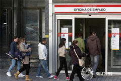 El paro rompe una larga racha alcista pero la afiliación se hunde En la imagen de archivo, una oficina de empleo en Madrid, el 26 de octubre de 2012