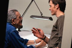 El show de los títeres: beneficios vs incertidumbre legislativa Padre e hijo hablando en la mesa del estudio