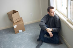 Despachos familiares y crisis, todo queda en casa Un chico sentando en el suelo con dos cajas vacías al lado