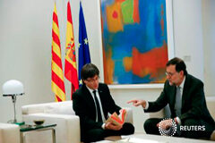 Rajoy y Puigdemont retoman relación institucional constatando «profundas discrepancias» Puigdemont (izq) y Rajoy miran una copia de la segunda parte de "Don Quijote" que Rajoy le ha regalado en la reunión, en el palacio de la Moncloa, 20 de abril de 2016