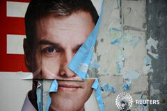 El PP volvería a ganar las elecciones, seguido por el PSOE, según el CIS Cartel electoral roto que muestra la cara del líder socialista Pedro Sánchez, en Lugones, el 26 de abril de 2016