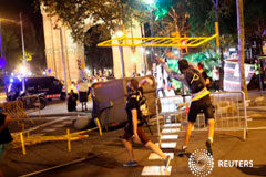 La manifestación del aniversario del 1-O acaba con enfrentamientos en Barcelona Imagen de los manifestandtes lanzando vallas contra la policía tras la manifestación celebrada el 1 de octubre en Barcelona, España