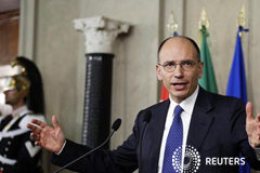 Napolitano pide a Enrico Letta que forme gobierno en Italia Letta habla con periodistas en el Palacio Quirinale en Roma