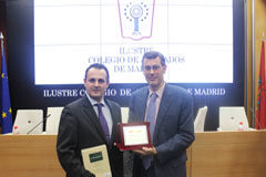 Thomson Reuters recibe el premio internacional ‘Contribution to the franchise community award’ por la obra ‘La franquicia’ Izda. Enrique Ortega Burgos, presidente de la Sección de Distribución, Agencia y Franquicia del Colegio, y director de la obra; y dcha. Carlos Terrazas, coordinador de la misma.