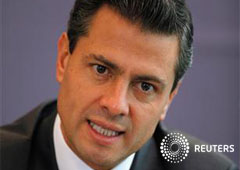 El candidato presidencial mexicano Enrique Peña Nieto habla con periodistas de Reuters en las oficinas de Reuters en Ciudad de México