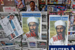 El sepelio de Bin Laden en el mar desata la polémica Un quiosco vende periódicos con titulares sobre la muerte de Bin Laden, en Lahore el 3 de mayo de 2011.