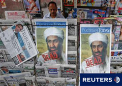 Un quiosco vende periódicos con titulares sobre la muerte de Bin Laden, en Lahore el 3 de mayo de 2011.