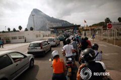 La Fiscalía iniciará diligencias sobre el contrabando en Gibraltar Unos vehículos esperan para entrar en Gibraltar desde España, el 25 de septiembre de 2013