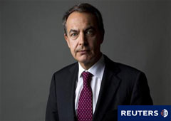 Zapatero posa para una foto tras una entrevista con Reuters en el Palacio de la Moncloa en Madrid el 21 de febrero de 2011. Zapatero posa para una foto tras una entrevista con Reuters en el Palacio de la Moncloa en Madrid el 21 de febrero de 2011.