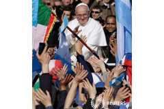 El Papa pide defender el medio ambiente y a los más débiles de la sociedad Francisco en el papamóvil descubierto cruzando la plaza de San Pedro del Vaticano el 19 de marzo, antes de la misa inaugural