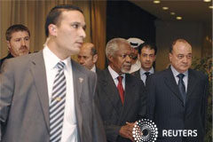 El alto fuego sirio es «muy frágil», según el enviado de la ONU El enviado especial de la ONU y la Liga Árabe, Kofi Annan (C), llega a una reunión con un comité de ministros de la Liga Árabe en Doha, Qatar, para hablar de la situación en Siria