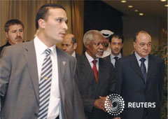 El enviado especial de la ONU y la Liga Árabe, Kofi Annan (C), llega a una reunión con un comité de ministros de la Liga Árabe en Doha, Qatar, para hablar de la situación en Siria