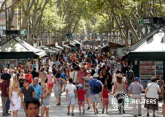 Personas paseando por las Ramblas de Barcelona