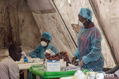 Las autoridades del oeste de África acuerdan una estrategia contra el ébola Trabajadores sanitarios toman muestras de sangre en Kenema, Sierra Leona, el 30 de junio de 2014